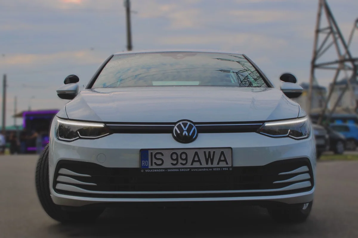 Volkswagen Golf 8 vedere frontală - față mașină școală Auto Avantaj Iași